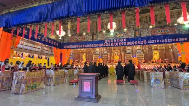 Buddhistische Gläubige Versammelten Sich Traditionellen Tempel Beten — Stockvideo