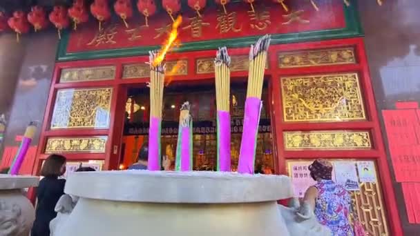Kek Lok寺院の入り口付近の焼香棒 — ストック動画