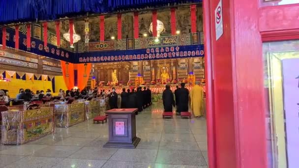 Penyembah Gaun Hitam Berkumpul Untuk Berdoa Dalam Kuil Keklok — Stok Video
