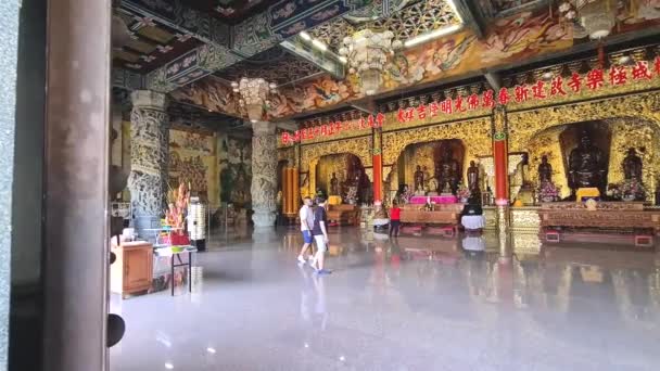Turistas Caminando Dentro Del Templo Tradicional Kek Lok — Vídeos de Stock