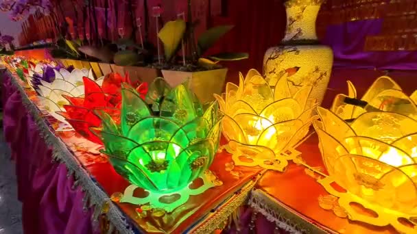 Tradiční Dekorace Květin Světel Uvnitř Tradičního Chrámu — Stock video