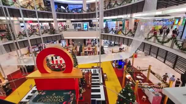 クリスマスのために装飾されたモダンなショッピングモール — ストック動画