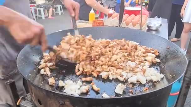 Asiático Hombre Cocinar Tradicional Veg Comida Roadside Puesto — Vídeo de stock