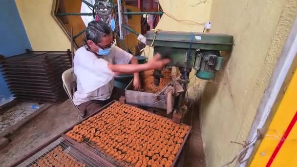 一个亚洲人正在用机器准备粘土油灯 — 图库视频影像