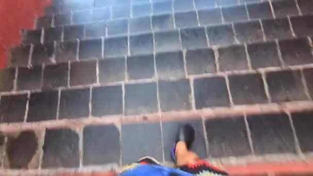 Homem Asiático Descendo Escadas Durante Dia — Vídeo de Stock