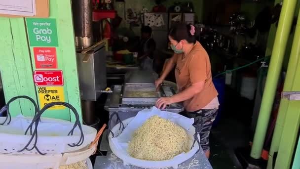 亚洲女人在商店里准备传统食物 — 图库视频影像