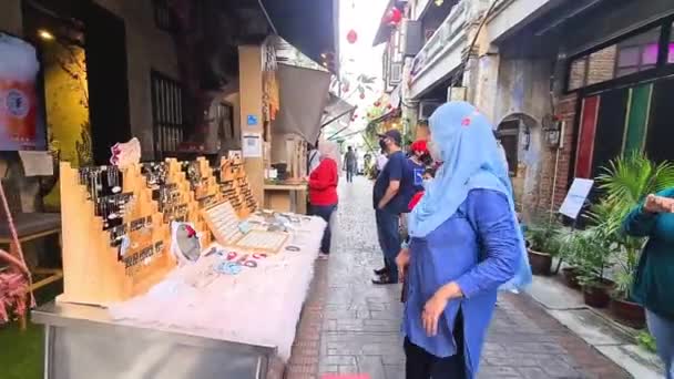 亚洲家庭走过马来西亚的传统商店 — 图库视频影像