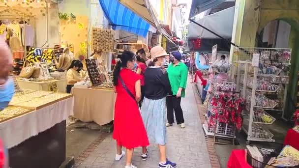 亚洲男人和女人在美丽街道上的商店里购物 — 图库视频影像