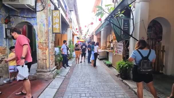 亚洲人走在狭窄的街道上 — 图库视频影像