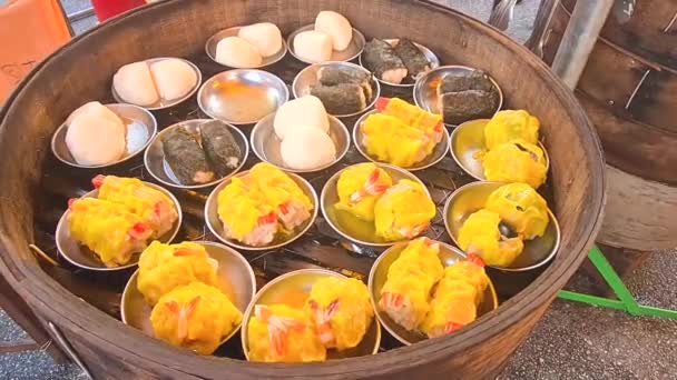 小菜中的亚洲传统热食 — 图库视频影像
