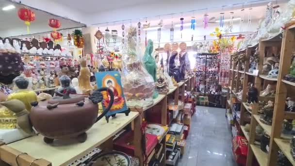 Asiatiske Kvinner Ser Tradisjonelle Suvenirer Innsiden Kek Lok Tempelbutikk – stockvideo
