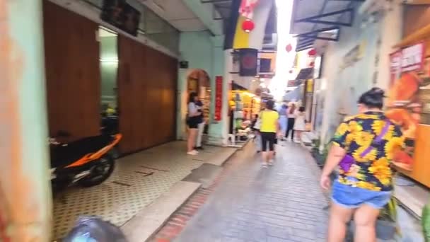 马来西亚走在传统商店旁的亚洲妇女 — 图库视频影像