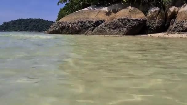 Όμορφη Θέα Του Γλυκού Νερού Της Θάλασσας Κατά Διάρκεια Της — Αρχείο Βίντεο