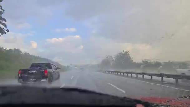 快適な雨の日に車からのフロントウィンドウビュー — ストック動画