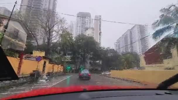 雨の日に動く車からの正面窓の眺め — ストック動画