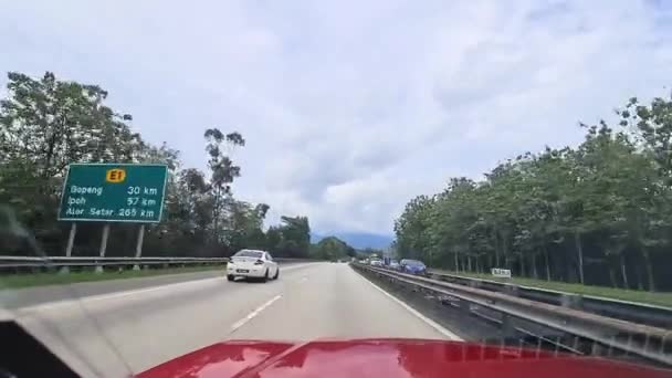 Vista Frontal Ventana Una Carretera Entre Vegetación Coche — Vídeo de stock