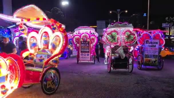 马来西亚街道上装饰有灯光的多辆自行车 — 图库视频影像