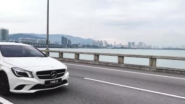 现代白色法拉利车白天停在槟城大桥上 — 图库视频影像