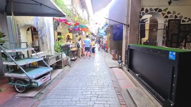 Menschen Kaufen Geschäften Einer Schön Dekorierten Straße Ein — Stockvideo