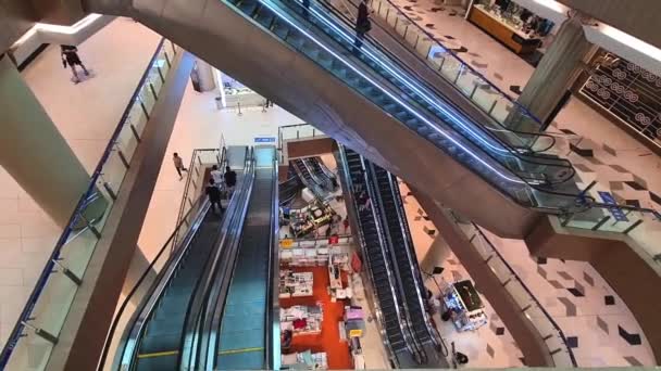 在商场的自动扶梯上行走的人 — 图库视频影像