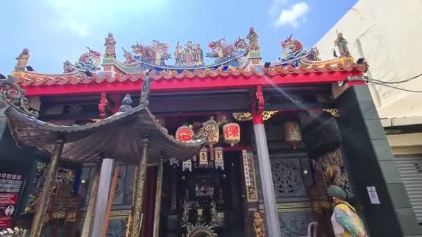用五彩缤纷的道具装饰的传统寺庙外景 — 图库视频影像