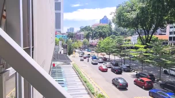 马来西亚一条繁忙的现代街道上的汽车和建筑景观 — 图库视频影像