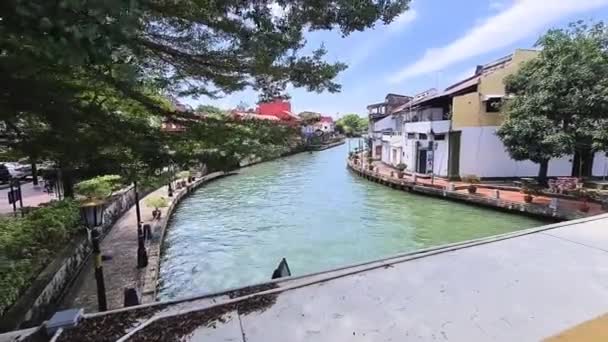 Suyun Yeşilliğin Yakınındaki Renkli Evlerin Manzarası — Stok video