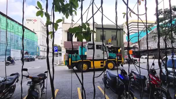 Camión Amarillo Coche Que Pasa Una Carretera Durante Día — Vídeo de stock