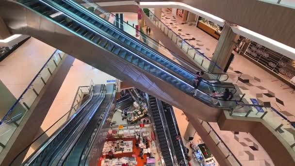 一对夫妇在马来西亚的一个购物中心里走上电梯 — 图库视频影像