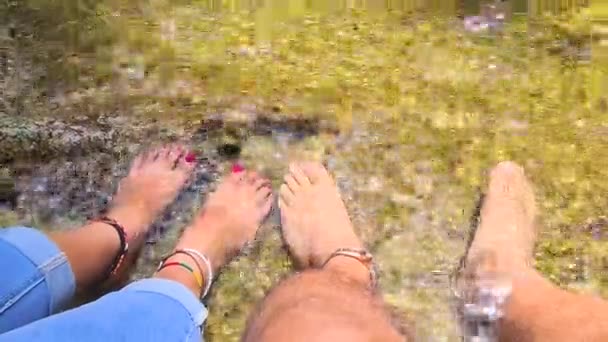 一个男人和一个女人赤脚坐在一条清澈的河里 — 图库视频影像