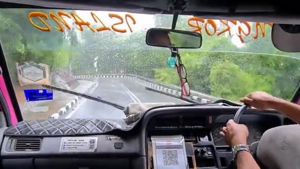 雨天在美丽的路上开车的人 — 图库视频影像