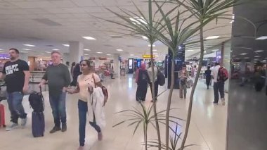 Havaalanı terminalinde dolaşan Asyalı kahverengi kadınlar.