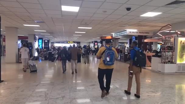 Cestovatelé Taškami Chůze Uvnitř Letiště — Stock video