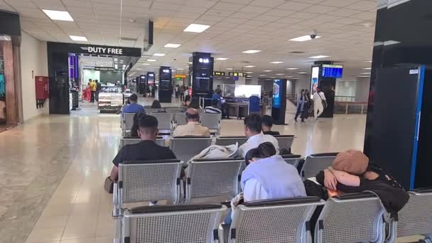 Reizigers Wachten Stoelen Terminal Van Luchthaven — Stockvideo