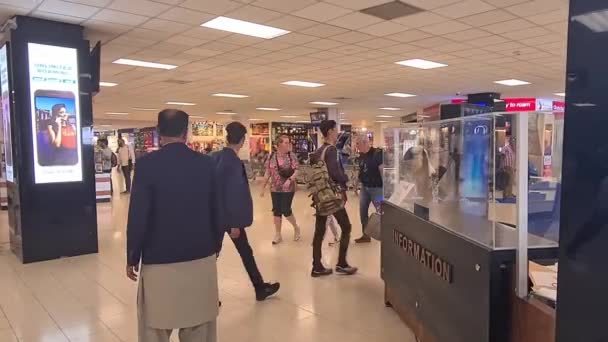 Bílá Americká Rodina Obleky Případy Chůze Uvnitř Letiště — Stock video