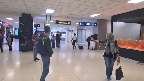 Vrouwen Met Hijab Man Het Vliegveld — Stockvideo