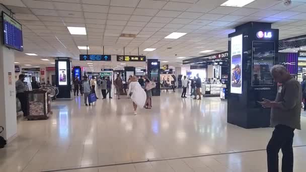 Tripulación Aeronaves Con Maletas Traje Caminando Dentro Del Aeropuerto — Vídeos de Stock