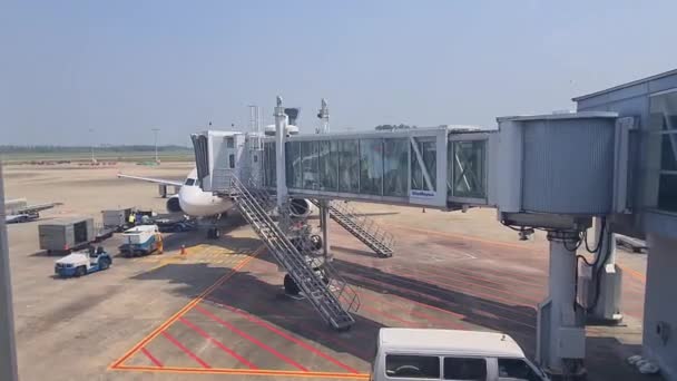 飞机白天在机场跑道上 — 图库视频影像