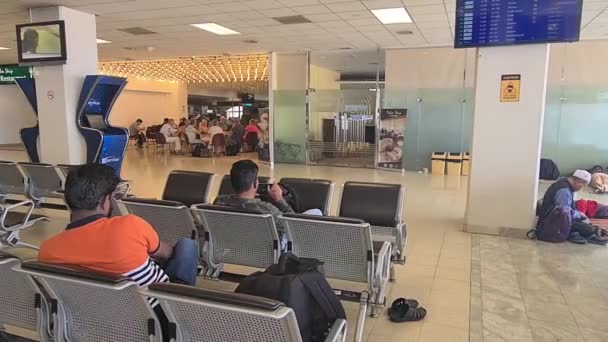 Penumpang Asia Menunggu Kursi Dalam Bandara — Stok Video