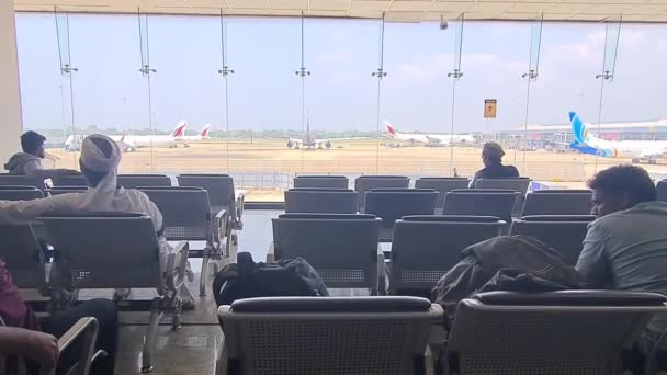 Азійські Мандрівники Сидять Стільцях Перед Злітно Посадочною Смугою Аеропорту — стокове відео