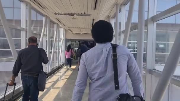 Επιχειρηματίες Που Περπατούν Στο Αεριωθούμενο Τούνελ Προς Αεροδρόμιο Βίντεο Αρχείου
