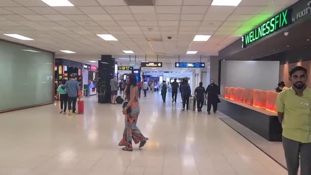 Viajeros Ocupados Vagando Dentro Del Aeropuerto Colombo — Vídeos de Stock