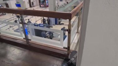 Takım elbise güvenlik kontrolündeki yolcular - üst görünüm