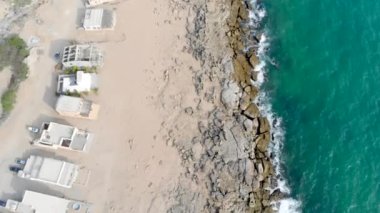 Yakınlardaki kayalık kıyı şeridinin güzel drone manzarası. İlerliyor.