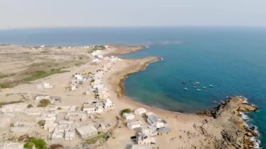 Deniz kıyısındaki küçük kulübelerin güzel drone manzarası