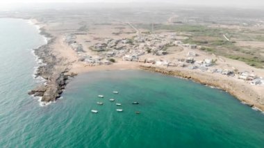 Güzel kuş bakışı deniz kıyısının enfes manzarası.