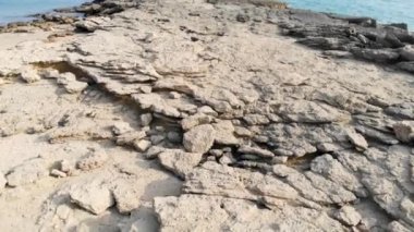 Deniz kıyısının yakınındaki kahverengi kayalıkların yakın görüntüsü