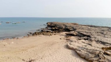 Kahverengi kayalık deniz kıyısı manzaralı.