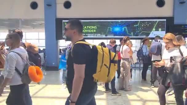 Ευρωπαίοι Ταξιδιώτες Που Στέκονται Στην Ουρά Στο Αεροδρόμιο Του Κολόμπο — Αρχείο Βίντεο
