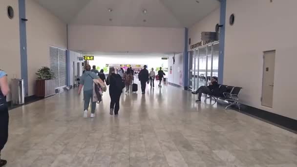 Mannen Vrouwen Passagiers Met Tassen Weg Naar Luchthaven Terminal — Stockvideo